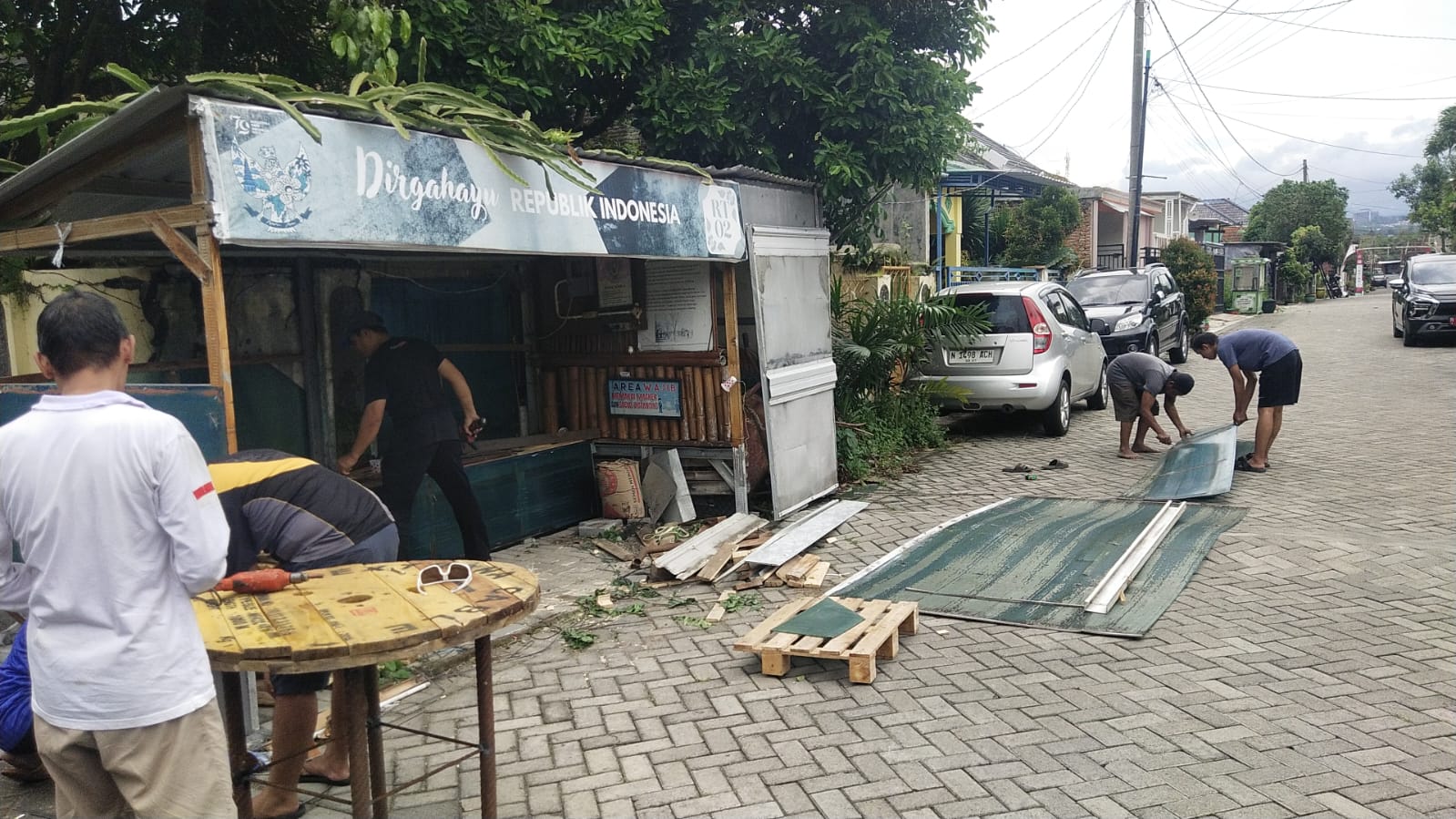 Kerja bakti lingkungan RT 2 RW 12