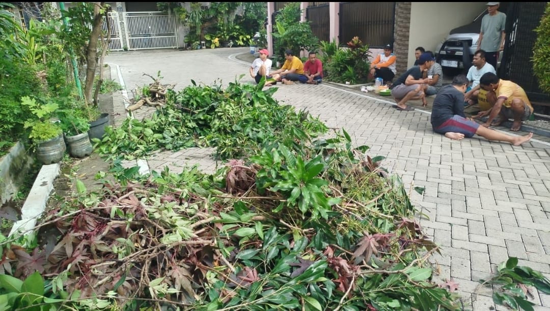Kerja bakti lingkungan RT 3 RW 12
