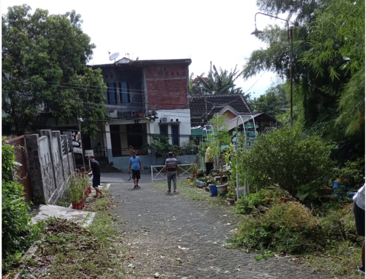 Kerja bakti lingkungan RT 8 RW 12