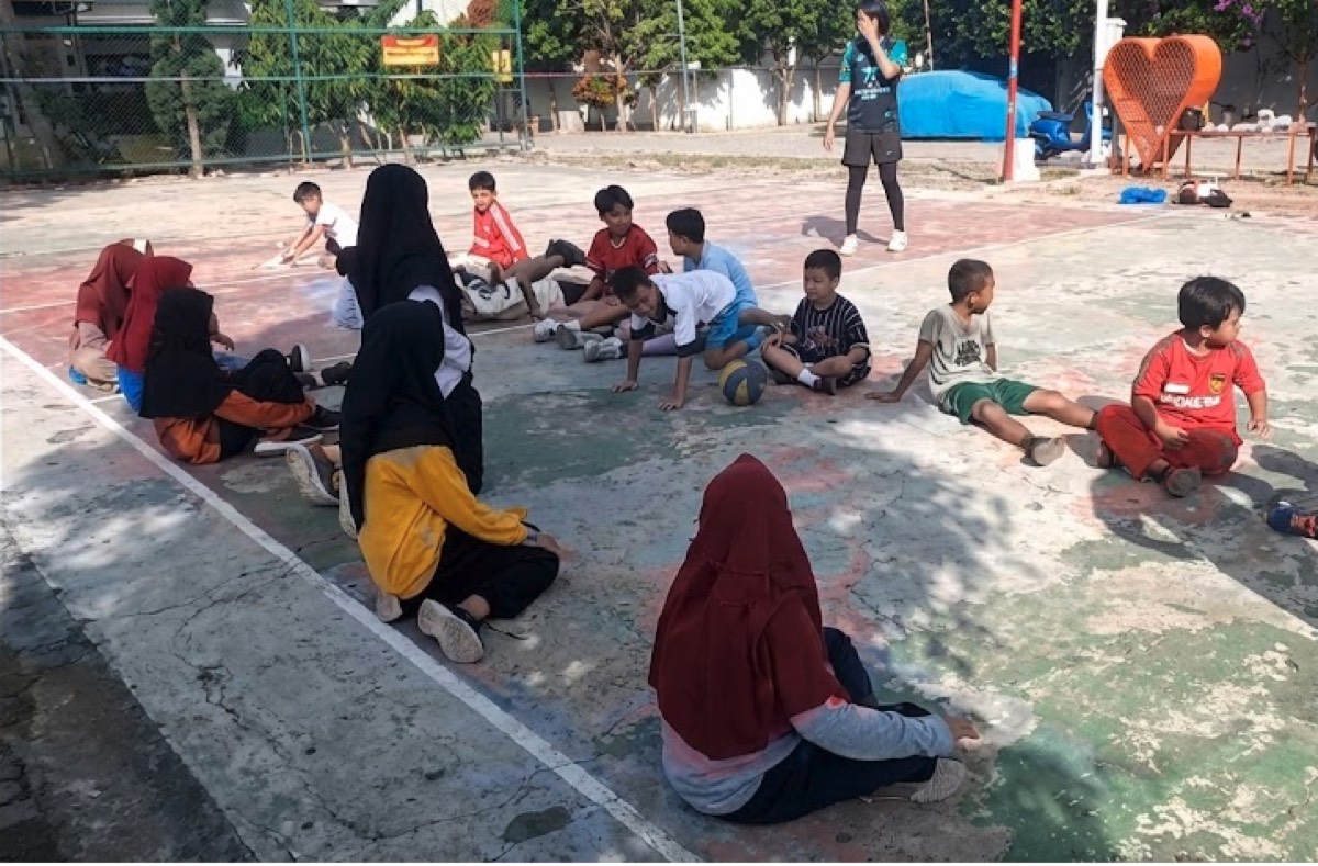 Latihan rutin voli anak RW 12